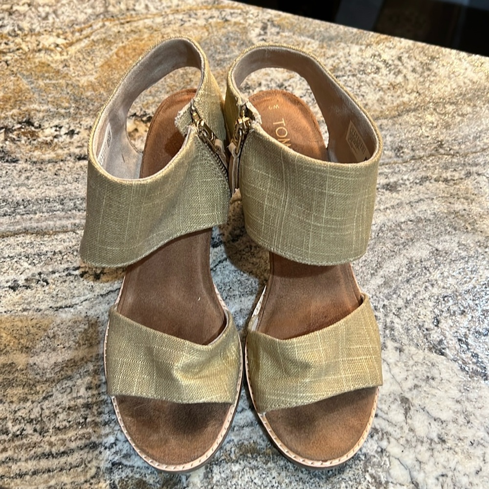 Tom’s shoes - Picture 1 of 7